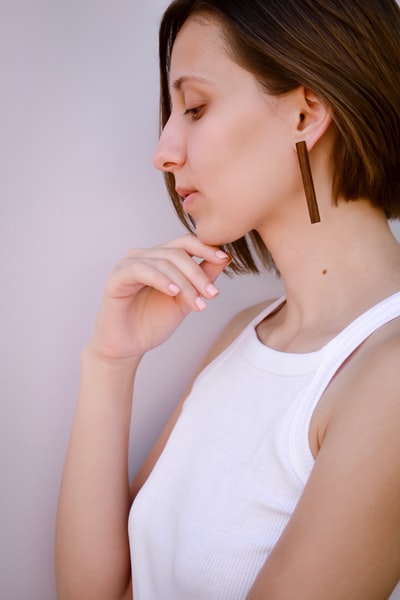 面向右侧的女性视图